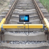 手持加固工业平板在铁轨轨道检测小车上的应用